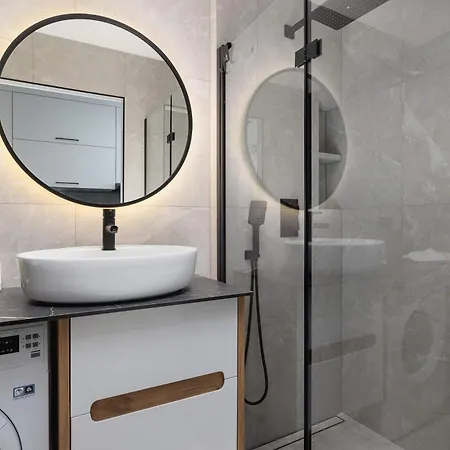 Air Conditioned Stylish With Parking By Renters شقة
